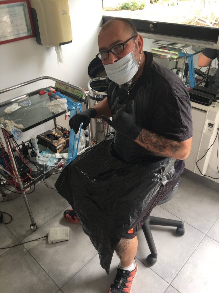 Création de tatouages uniques à Marseille : Laurent, tatoueur professionnel vous accueille dans son salon à Marseille 13011